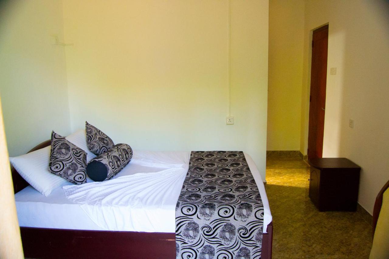 Iduwara Guest Hotel Сигирия Екстериор снимка